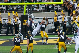 CJ Fiedorowicz snatches this touchdown catch during the second quarter and gave the Hawkeyes the lead at halftime.
